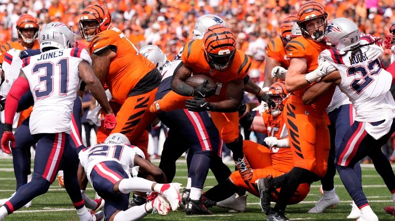 Cincinnati Bengals running back Zack Moss (31) scores on a...