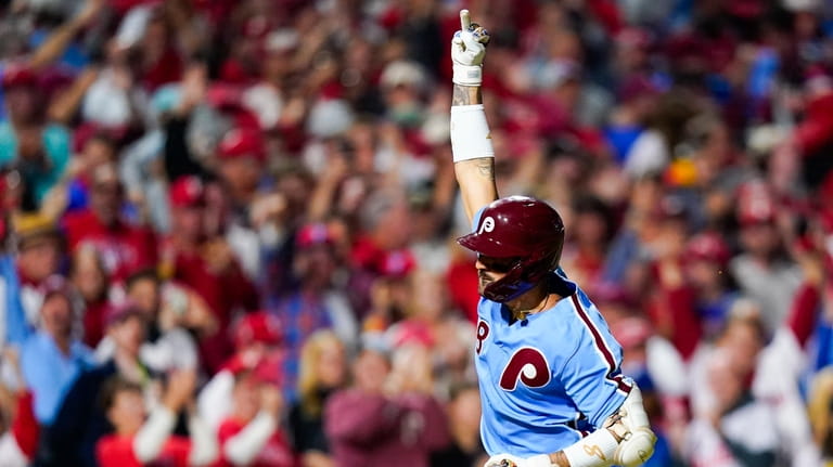 Phillies hit quarterpole half-game back in NL East