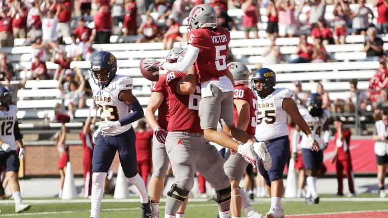 Washington State wide receiver Lincoln Victor (5) celebrates his touchdown...