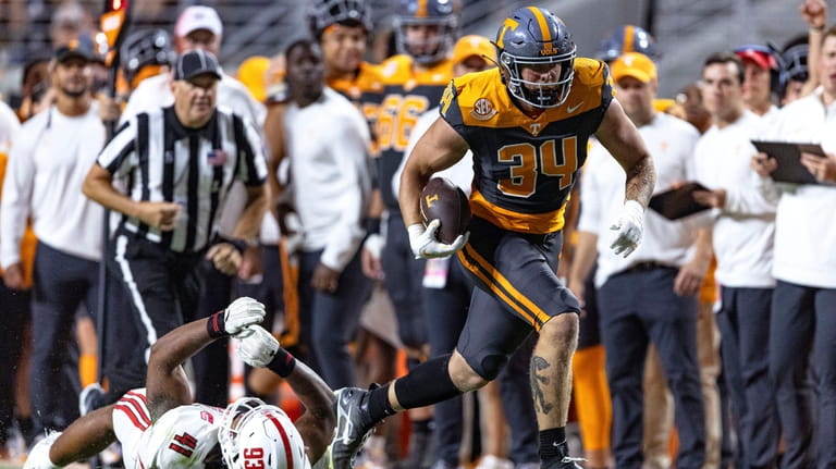 Tennessee tight end McCallan Castles (34) escapes from Austin Peay...
