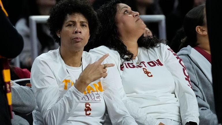 Basketball Hall of Famer Cheryl Miller, left, greets fans during...