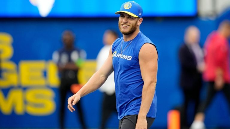 Los Angeles Rams wide receiver Cooper Kupp warms up prior...