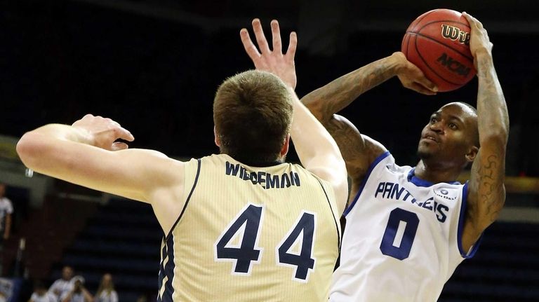 Kevin Ware of the Georgia State Panthers shoots over Trent...