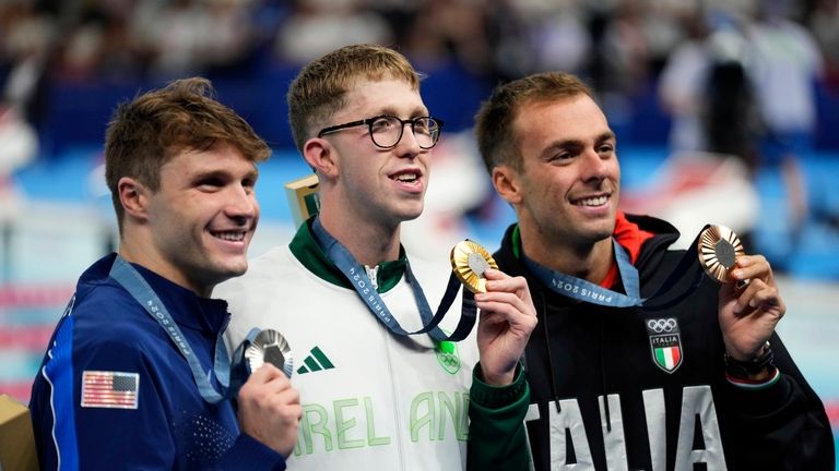 Gold medalist Daniel Wiffen, center, of Ireland, poses for a...