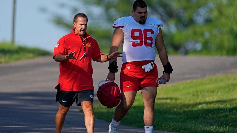 Kansas City Chiefs defensive coordinator Steve Spagnuolo and defensive tackle...