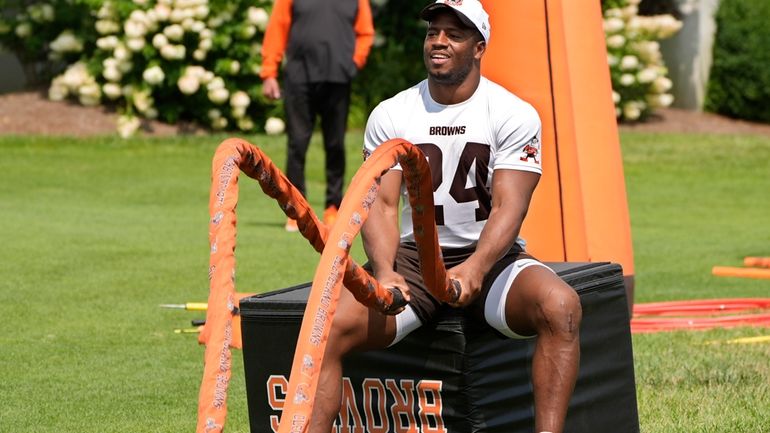 Cleveland Browns running back Nick Chubb (24) works out during...