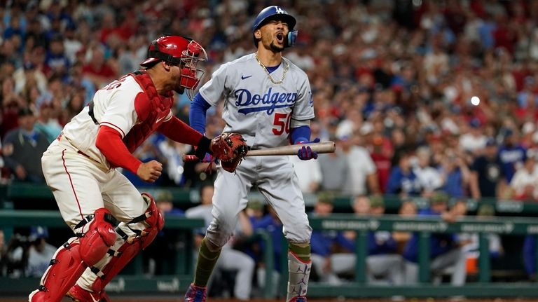 J.D. Martinez homers as Dodgers pound Phillies