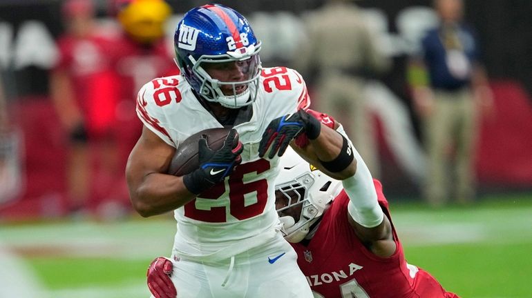 Arizona Cardinals safety Jalen Thompson (34) tackles Giants running back...