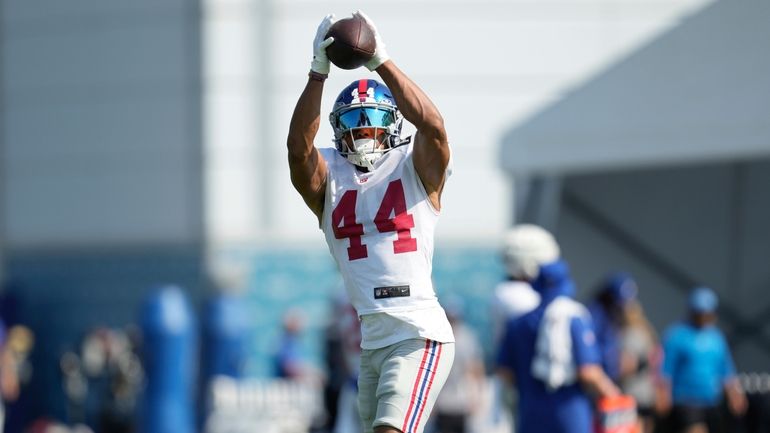 Giants cornerback Nick McCloud (44) catches a ball during an...