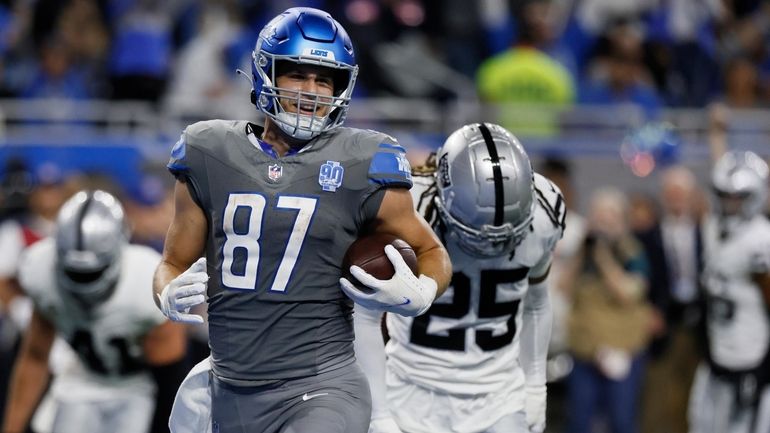 Detroit Lions tight end Sam LaPorta (87) runs into the...