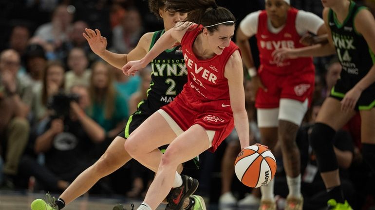 Minnesota Lynx guard Natisha Hiedeman (2) puts pressure on Indiana...