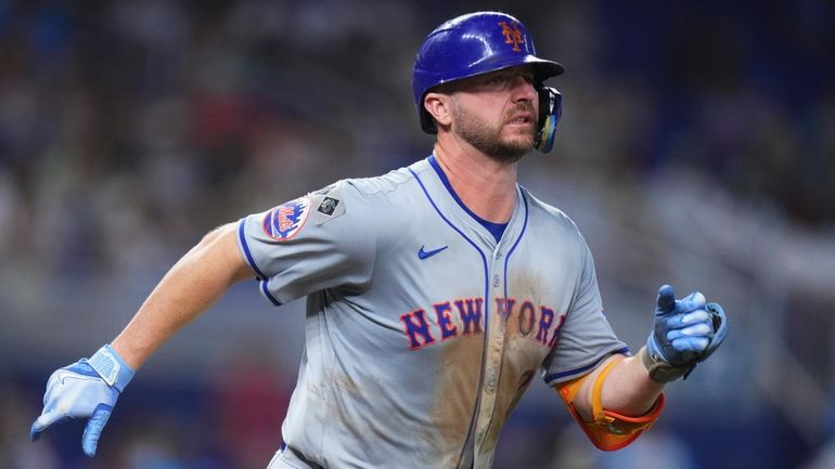 Pete Alonso against the Miami Marlins during the fifth inning...