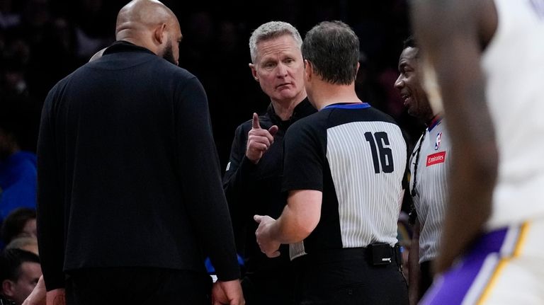 Los Angeles Lakers head coach Darvin Ham, left, and Golden...