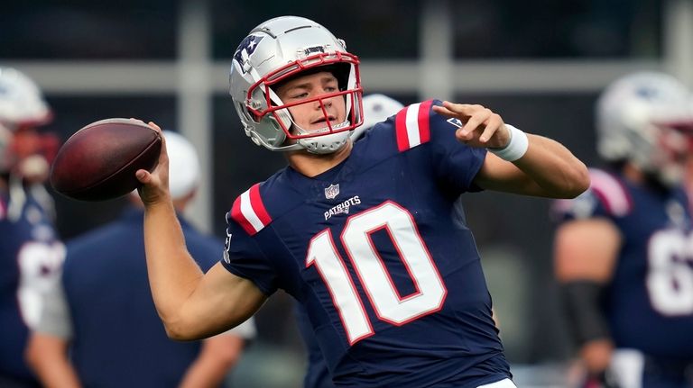 New England Patriots quarterback Drake Maye (10) warms up before...