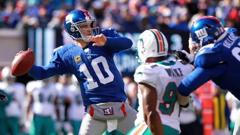 Eli Manning of the New York Giants passes against the...