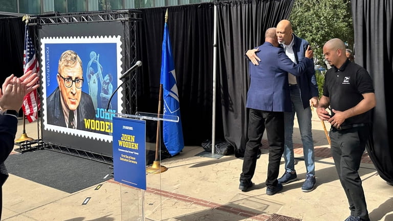 Jamaal Wilkes, left, hugs Kareem Abdul-Jabbar at the first-day-of-issue for...