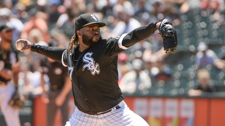 Chicago White Sox starting pitcher Johnny Cueto (47) throws against...