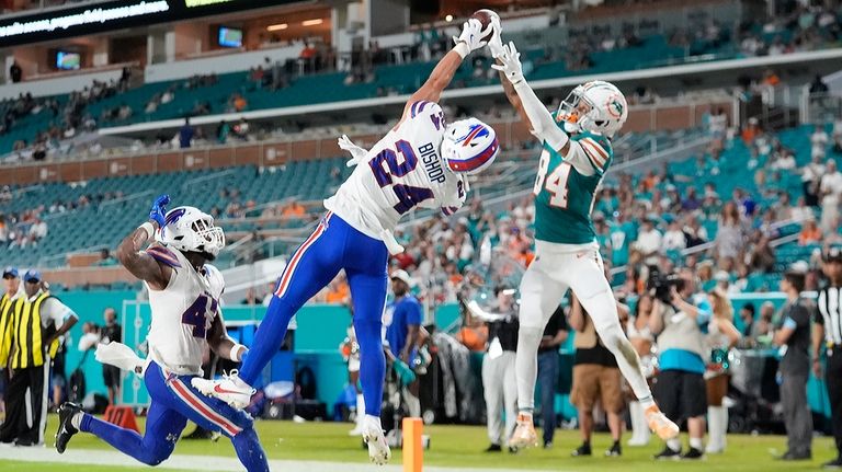 Buffalo Bills safety Cole Bishop (24) defends Miami Dolphins wide...