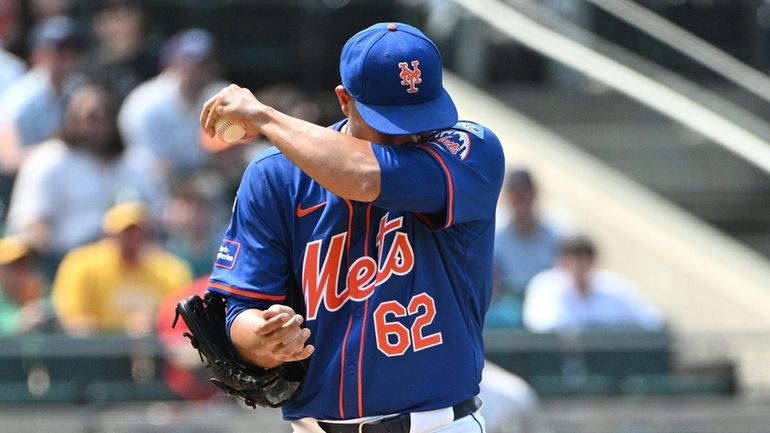 Mets starting pitcher Jose Quintana reacts after giving up a...