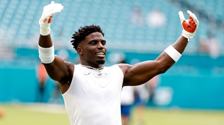 Miami Dolphins wide receiver Tyreek Hill warms before a preseason...