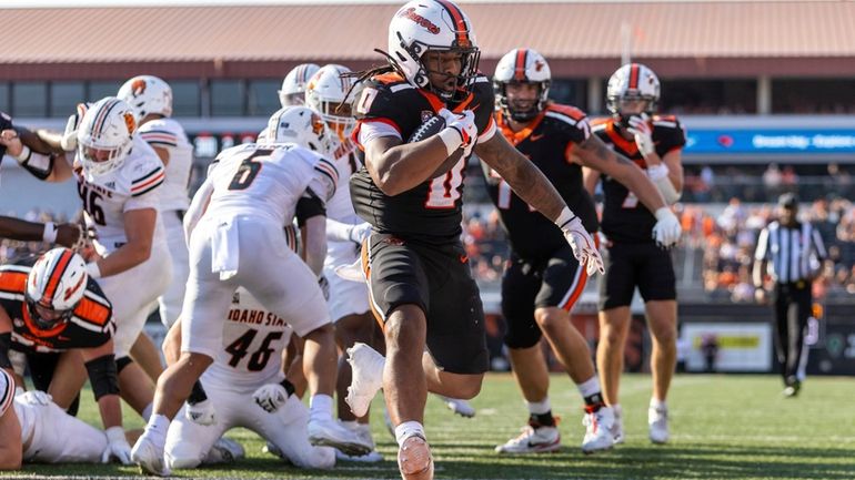 Oregon State running back Anthony Hankerson (0) finds the end...