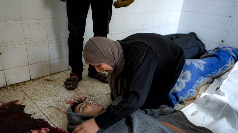 EDS NOTE: GRAPHIC CONTENT - A Palestinian woman mourns over...