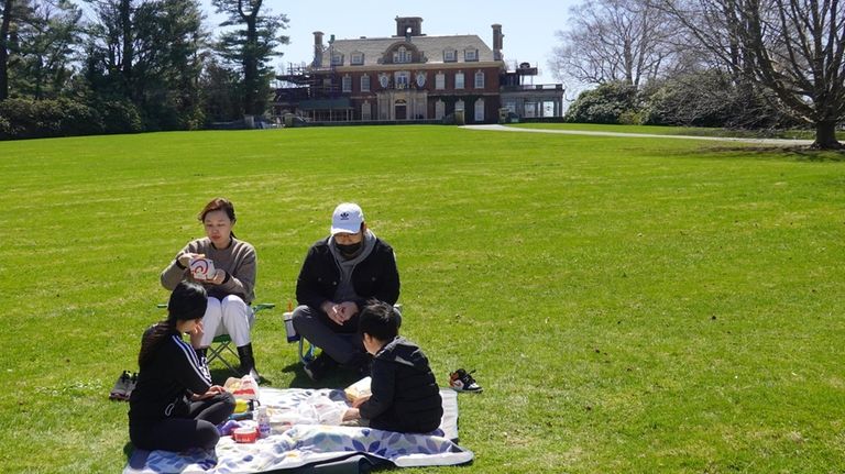 Amos and Aesil Lee, of Roslyn Heights, enjoy a picnic...