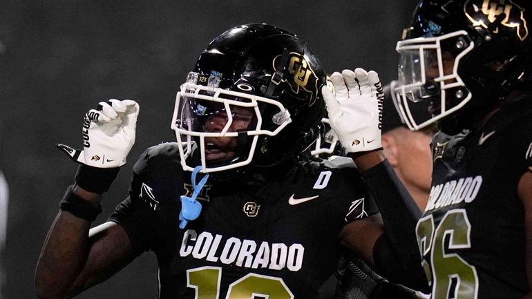 Colorado receiver Travis Hunter celebrates a touchdown during the second...