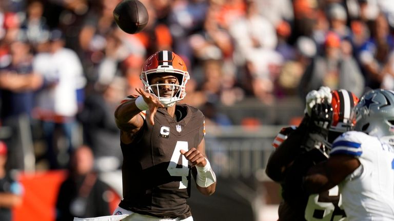 Cleveland Browns quarterback Deshaun Watson (4) throws a pass in...