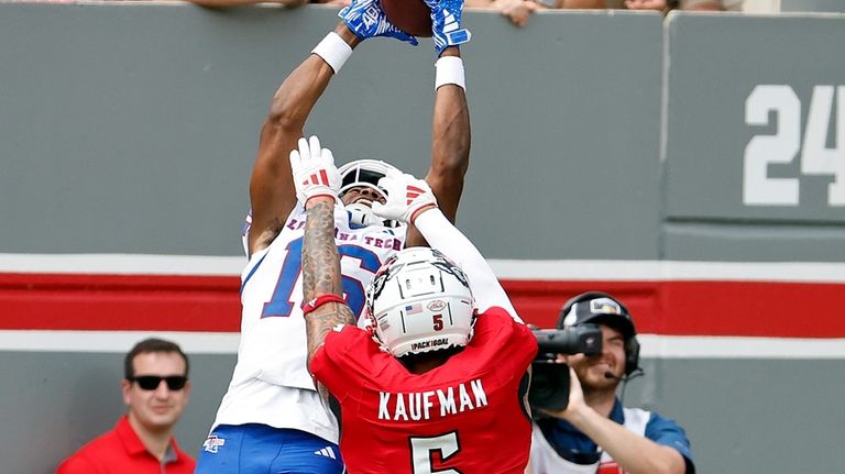 Louisiana Tech's Tru Edwards (16) hauls in a pass in...