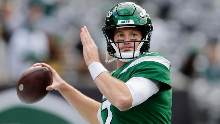 Tim Boyle #7 of the New York Jets warms up...