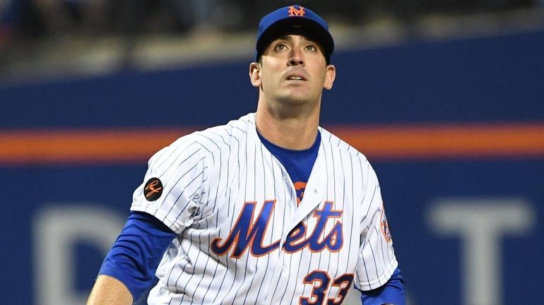 Mets pitcher Matt Harvey keeps his eye on the ball...