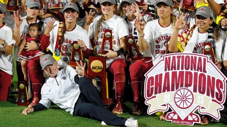 FIKE - Oklahoma coach Patty Gasso, front left, and players...