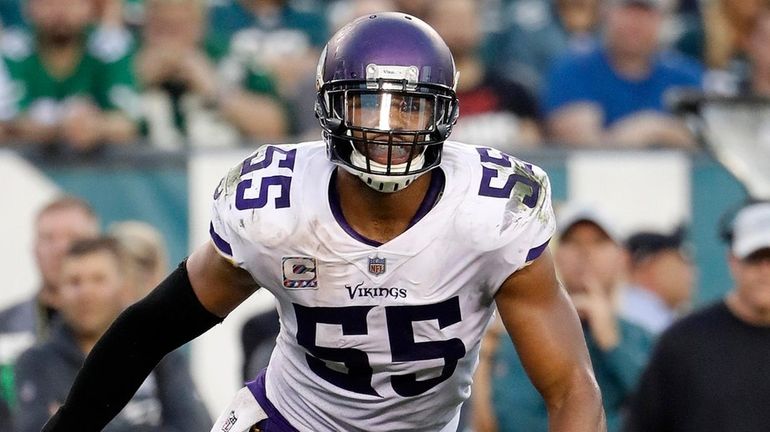 Vikings linebacker Anthony Barr chases the action against the Eagles...