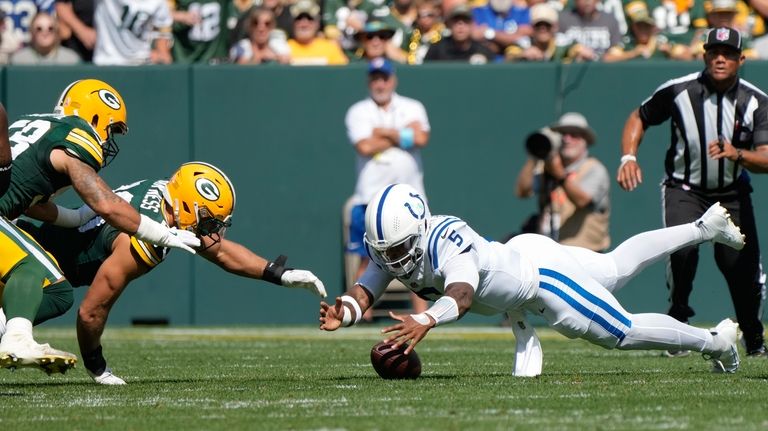 Indianapolis Colts quarterback Anthony Richardson (5) battles Green Bay Packers'...