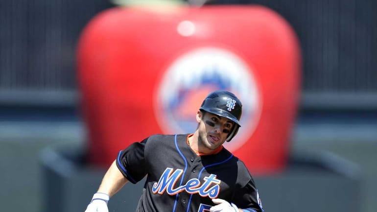New York Mets third baseman David Wright (5) rounds third...