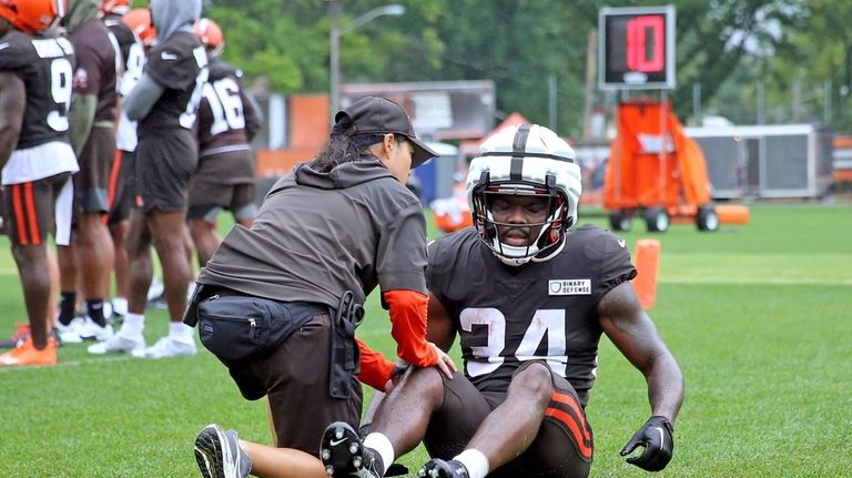 Cleveland Browns running back Jerome Ford (34) has his leg...