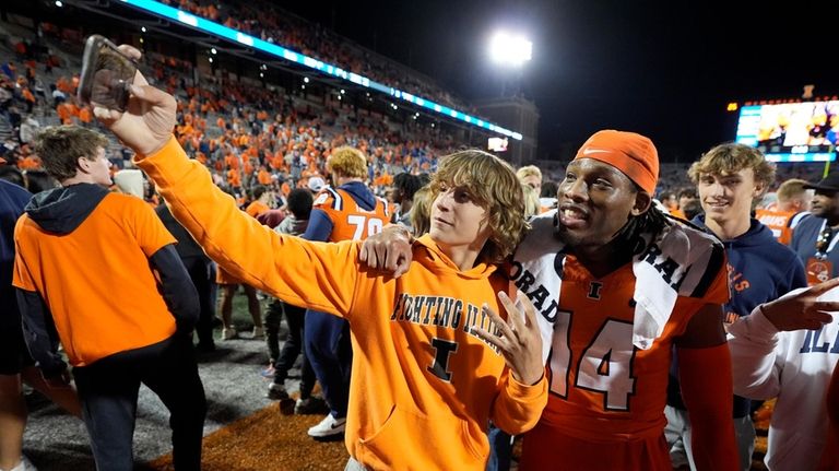 Illinois defensive back Xavier Scott poses for a selfie with...