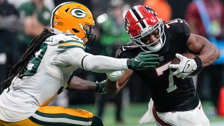 Atlanta Falcons running back Bijan Robinson (7) runs against Green...