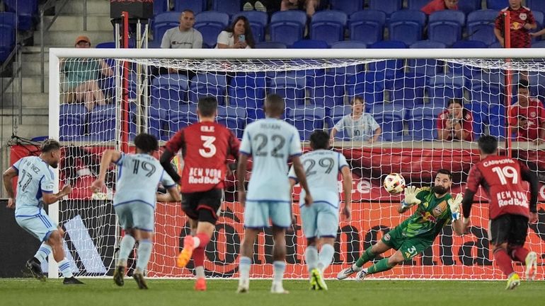 CF Montréal's Josef Martínez (17) scores on New York Red...