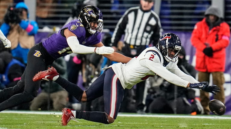 Houston Texans wide receiver Robert Woods (2) tries to make...