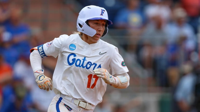 Florida shortstop Skylar Wallace (17) runs to first on her...