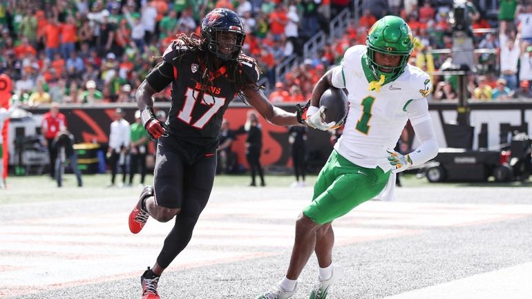 Oregon wide receiver Traeshon Holden (1) makes a catch for...