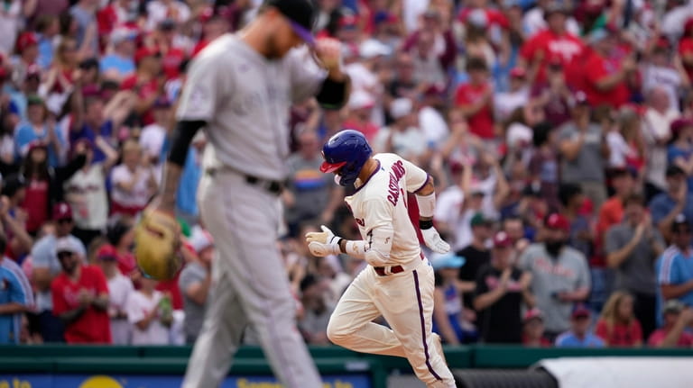 Castellanos hits 2 homers, powers Phillies past Braves 3-1