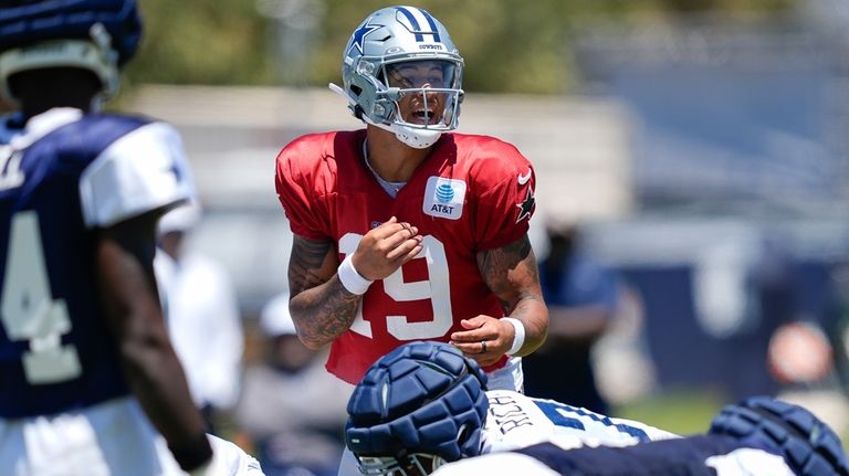 Dallas Cowboys quarterback Trey Lance (19) runs drills during NFL...