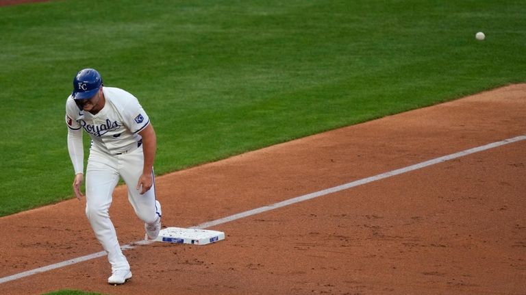 Kansas City Royals' Vinnie Pasquantin runs to home after a...