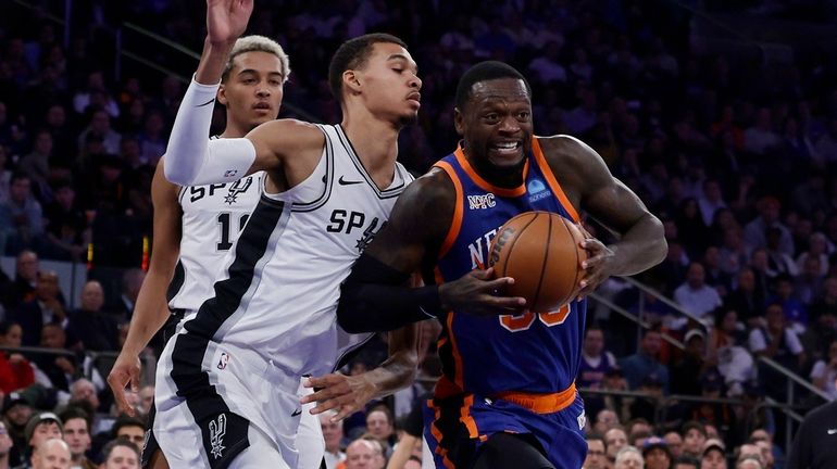 Julius Randle #30 of the New York Knicks drives past...