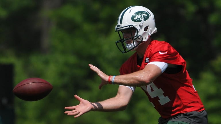 Jets quarterback Sam Darnold takes a snap during OTAs on...