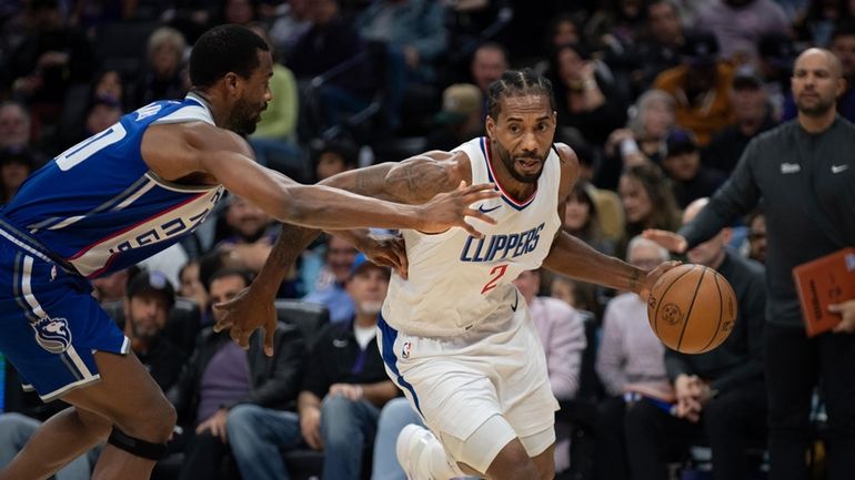 Los Angeles Clippers forward Kawhi Leonard (2) gets past Sacramento...