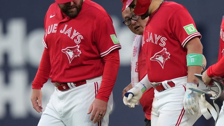 Jays' Bichette, AL batting leader, exits loss with sore knee - ESPN